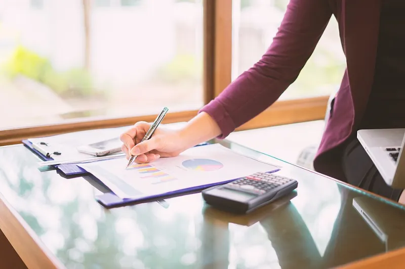 Before You Spend a Dime: The 10 Founder Questions That Separate Built-to-Last from Built-to-Bust